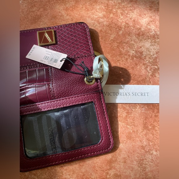 NWT Victoria’s Secret Wristlet Wallet - Picture 4 of 4